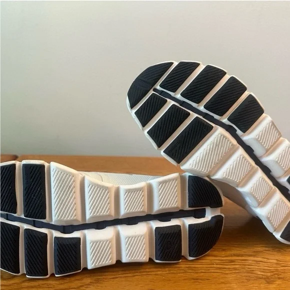 On Running women’s White and Black Athletic Shoes 8.5, great condition! - Picture 12 of 13